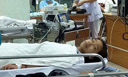 Nữ sinh lớp 10 bị bạn đâm ngay tại lớp 