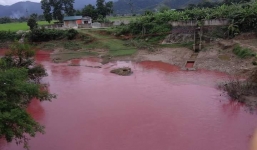 Sự thật dòng suối 'máu 'xuất hiện bất thường ở Điện Biên