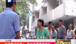 Video: Các thiếu nữ bị bà già đánh giữa đường vì 'trẻ và đẹp'