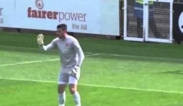 Video: Thua trận vì thủ môn ném bóng như bán độ 