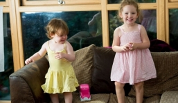 Kỳ lạ: Bé gái 2 tuổi chỉ thèm ăn... thảm chùi chân