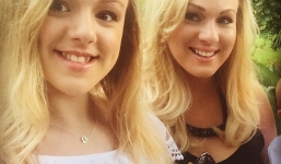 Chùm ảnh: Những cặp mẹ con không phân biệt tuổi tác