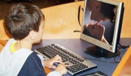 Cha mẹ nên làm gì khi con xem phim “người lớn”?