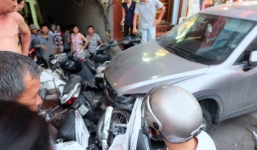 Hà Nội: Nữ tài xế lái ôtô đâm hàng chục xe máy, nhiều người bị thương