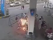 Video: Xe máy bốc cháy khi đang bơm xăng 