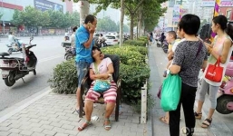 Bé trai 2 tuổi chết thảm vì mẹ mải nghịch điện thoại