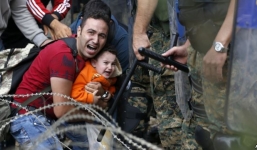 Video: Cảnh sát ném lựu đạn vào dòng người nhập cư ở Macedonia