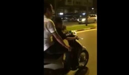 Bé trai lái Liberty chở cha trên đường