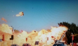 Video: Máy bay lao xuống đường, 7 người thiệt mạng