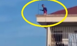 Giữa trưa nắng, thanh niên trèo lên mái nhà 'quẩy'