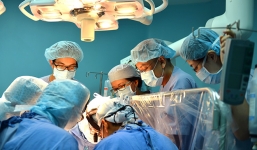 Phẫu thuật thành công bé gái có tim ngoài lồng ngực