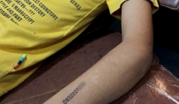 Nghịch cảnh: Cha phải xăm số điện thoại của mình lên tay con trai