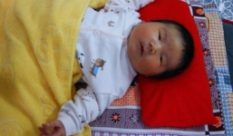 Bé trai sơ sinh nặng 6,2 kg