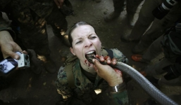 Cận cảnh cuộc sống khắc nghiệt của nữ quân nhân Mỹ