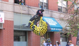 Video: Dùng cần cẩu nhấc bà lão nặng 413 kg qua lối cửa sổ