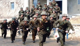 Căng thẳng lên cao, thanh niên Triều Tiên gia nhập quân đội
