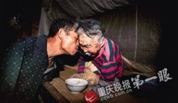 Cảm động người đàn ông không tay nuôi mẹ già 91 tuổi