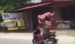 Truy tìm 'quái xế' lái xe bằng chân trên QL5 Hà Nội-Hải Phòng