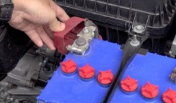 4 bước đơn giản tự thay ắc-quy cho xe hơi