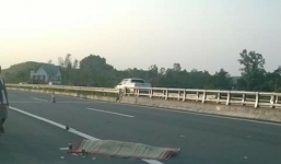 Đứng đợi xe khách, mẹ tử vong, con nhập viện