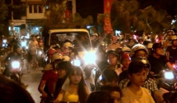 Video đám đông kéo đến xem hai cô gái thách đấu trên Facebook