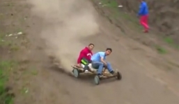 Video: Mạo hiểm với màn đua xe gỗ tự chế trên địa hình hiểm trở
