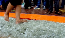 Đi chân trần trên thủy tinh có thật sự nguy hiểm?