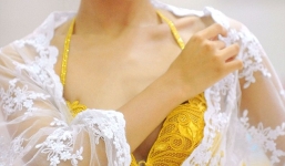 Độc đáo với bộ nội y bằng vàng nặng hơn 4kg