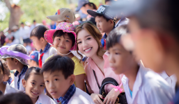 Elly Trần giản dị đi phát quà trung thu cho trẻ em