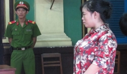 Người mẹ sát hại con khóc nức nở tại tòa