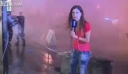 Nữ phóng viên bị xé quần áo khi tác nghiệp trong bạo loạn