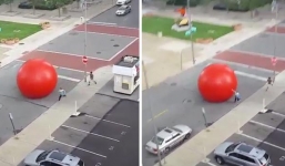 Video: Quả bóng khổng lồ lăn trên đường phố Mỹ