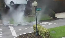 Video: Xe bán tải mất lái lao như bay đâm vào nhà dân