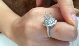 Tỉnh dậy ở khách sạn, nữ đại gia báo mất 1 tỷ đồng