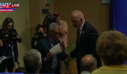 Video: Tỷ phú “tỏ thái độ”, buộc phóng viên rời phòng họp báo