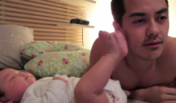 Video: Hài hước em bé 'tung chưởng karate' với bố