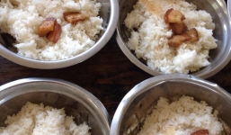 Sự thật về bữa cơm 3 miếng thịt, bệnh nhân không quần áo mặc ở Nghệ An