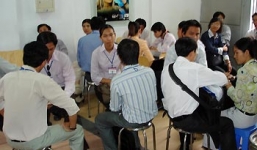 Người dân ùn ùn kéo đến Công ty đa cấp Liên kết Việt đòi tiền