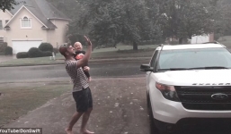 Video: Em bé phấn khích khi lần đầu tiên được bố cho tắm mưa