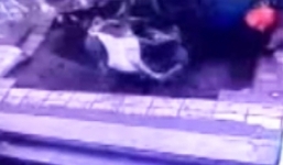 Khoảnh khắc kinh hãi: Mặt đường mở ra nuốt trọn 4 người tại Trung Quốc