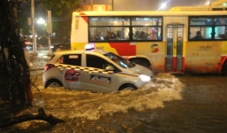 Mưa lớn, sóng cuồn cuộn trên nhiều tuyến đường Hà Nội