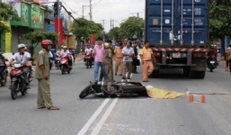 Tai nạn giao thông, chồng ôm thi thể vợ gào khóc giữa đường