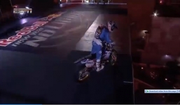 Video: Mạo hiểm với màn mô tô bay qua Khải Hoàn Môn