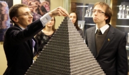 Video: Độc đáo kim tự tháp xếp từ 1 triệu đồng tiền xu