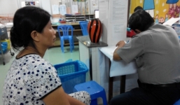 Vụ bé gái 13 tuổi bị mẹ tưới xăng đốt: Cháu bé ôm lấy mẹ để cầu cứu