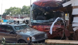 Video: Xe bus sòng bạc tông thẳng, làm sập một phần tòa nhà 3 tầng