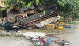 Xe tải lao vào dải phân cách đâm 3 học sinh thương vong