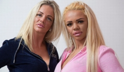 Hai mẹ con chi tiền tỷ phẫu thuật giống người mẫu “siêu vòng 1”