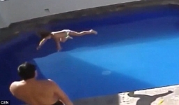 Bé gái 3 tuổi chết đuối do bị cha dượng ném thẳng xuống bể bơi