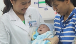 Bé sơ sinh bị dao đâm vào đầu được xuất viện